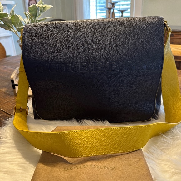 💙💛GORGEOUS Leather Burberry Messenger Bag💛💙 - Picture 1 of 10
